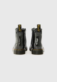 Dr. Martens Botines con cordones - black/silver coloured