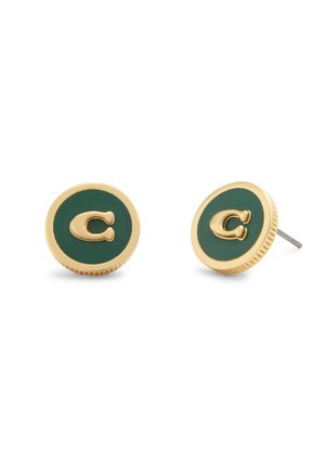 Boucles d'oreilles circulaires en ton doré avec un insert en émail vert et un accent « C » proéminent au centre. Bord texturé ajoutant du détail.