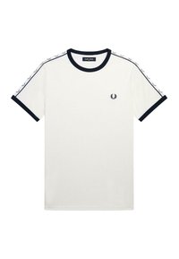 Camiseta de algodón blanca con cuello y mangas acanaladas en azul marino. Presenta un logo en el pecho y patrones de rayas en contraste a lo largo de los hombros.