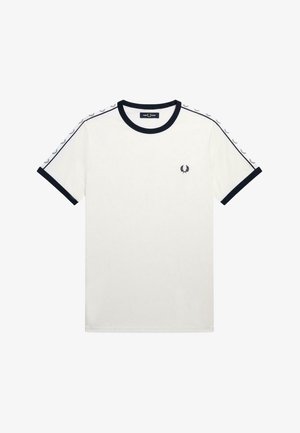 Camiseta de algodón blanca con cuello y mangas acanaladas en azul marino. Presenta un logo en el pecho y patrones de rayas en contraste a lo largo de los hombros.