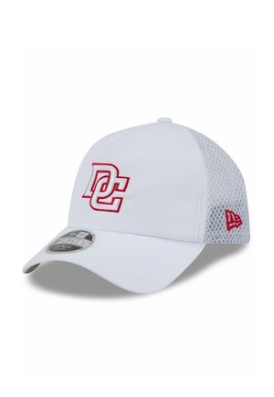 Weißes Baseballcap mit rotem "DC"-Logo auf der Vorderseite, Netzrückenteilen und rotem, aufgenähtem New Era-Logo an der Seite.