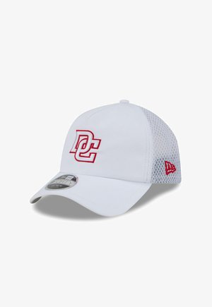 Weißes Baseballcap mit rotem "DC"-Logo auf der Vorderseite, Netzrückenteilen und rotem, aufgenähtem New Era-Logo an der Seite.