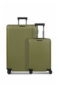 Par de maletas rígidas de color verde oliva con asas y ruedas negras. La maleta más grande es rectangular y la más pequeña es compacta.