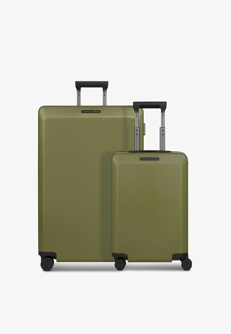 Une paire de valises rigides vert olive avec des poignées et des roues noires. La valise plus grande est rectangulaire et la plus petite est compacte.