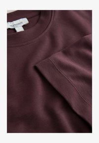 Kijelölve, berry red