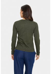 Pikkade varrukatega, oliivroheline särk, mis on valmistatud tekstuuriga kangast ümmarguse kaelusega. Seljal on sile lõpetus ja sirge äär.