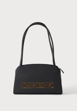 Čierna obdĺžniková kabelka s dvoma dlhými remienkami a zlatým nápisom "LOVE MOSCHINO" na prednej strane, na bielom pozadí.