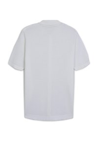 Polo shirt bianco a maniche corte con tessuto texturizzato, colletto tradizionale e orlo dritto. Design semplice e pulito senza motivi.