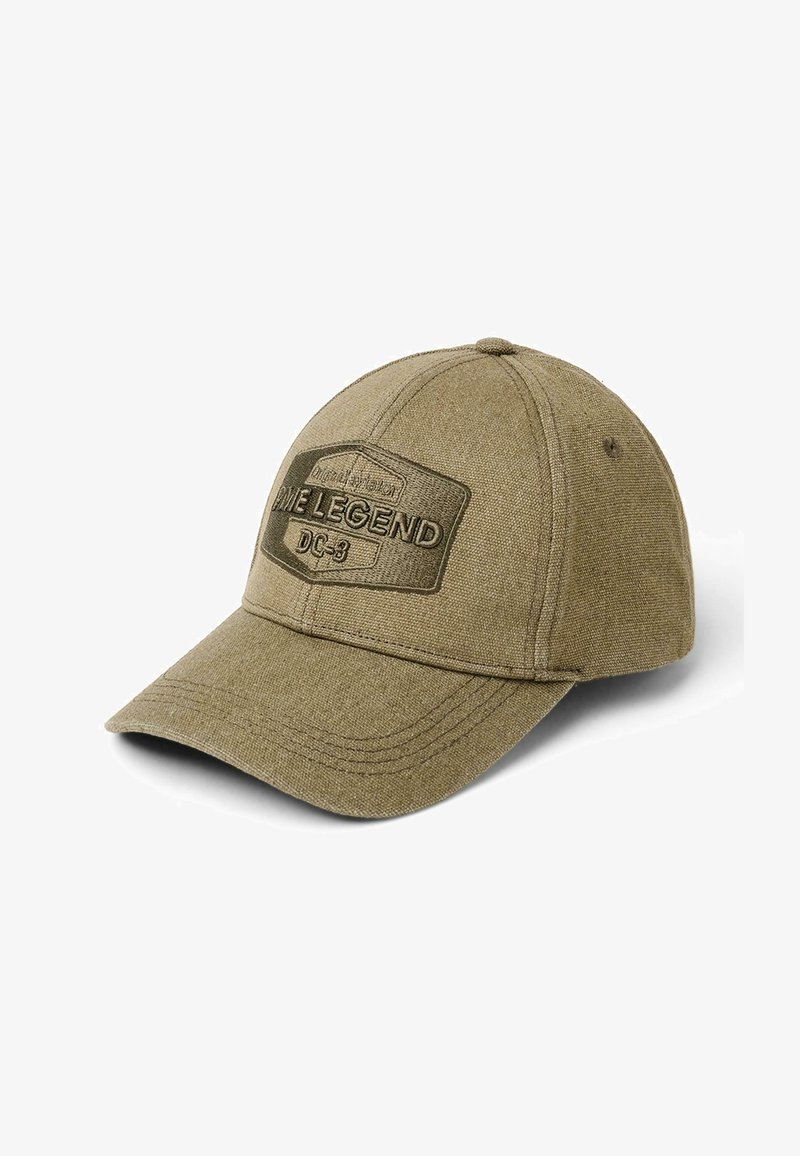 Casquette de baseball en tissu marron avec une visière courbée et un patch avec l’inscription "ME LEGEND DC-3" sur le panneau avant.