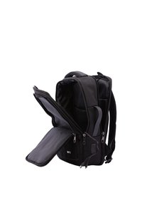 Zwarte rugzak met meerdere compartimenten, ritssluitingen, gevoerde schouderbanden, textiele stof en een voorvak met toegang tot een USB-poort.