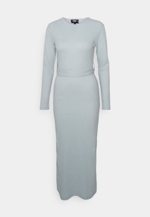 Úpletové šaty s dlouhým rukávem v světle modré barvě. Přiléhavý střih s vyznačeným pasem a sukní sahající až na zem. Hladká, elastická látka. Kulatý výstřih.