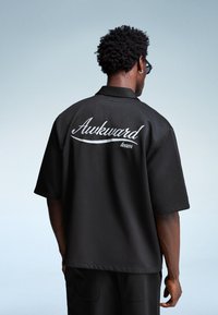 Bershka EMBROIDERED SHORT SLEEVE - Ing - black