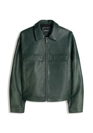 Tmavozelená bunda z umelého koženého materiálu so zipsom vpredu, dvoma náprsními vreckami s klapkami, dlhými rukávmi a rozšíreným golierom.