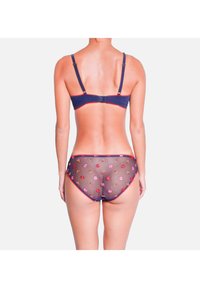 Ensemble de lingerie bleu marine avec des détails en maille transparente, broderie florale rouge et bordure festonnée ; bretelles réglables et fermeture à crochet au dos.