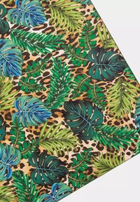 Tkanina we wzory z zielonymi i niebieskimi tropikalnymi liśćmi oraz paprociami na tle w kolorze brązowym i czarnym w deseń lamparta. Gładka faktura.