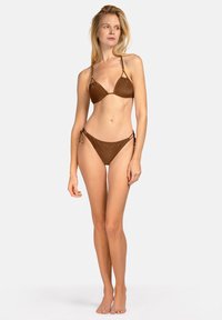 Brązowy kostium bikini z trójkątnym topem i odpowiadającymi mu dolnymi częściami o niskim stanie, z wiązanymi akcentami po bokach, wykonany z teksturowanej tkaniny.