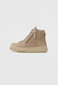 Basket haute en daim beige avec une semelle en caoutchouc texturé, fermeture éclair latérale pour un accès facile et design à lacets plats.