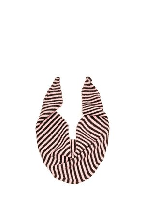 Miękki, dziergany szalik z na przemian różowymi i ciemnobrązowymi ukośnymi paskami, złożony i położony płasko na białym tle.