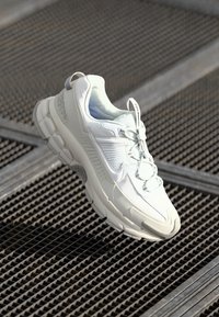 Nike Sportswear ZOOM VOMERO ROAM mleczny
