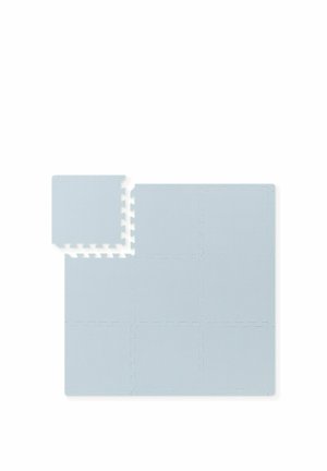 Dalles de sol en mousse bleu clair emboîtables disposées en grille 3 par 3 avec une dalle séparée du jeu.