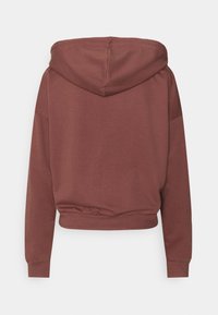 Bruine cropped hoodie van zachte stof, voorzien van een capuchon, lange mouwen en een geplooide onderrand voor een losse pasvorm.