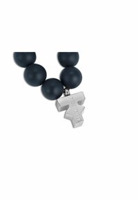 Bracciale di perline nere opache caratterizzato da un ciondolo a croce in metallo tonalità argento con logo impresso, che presenta una texture liscia e un design geometrico.