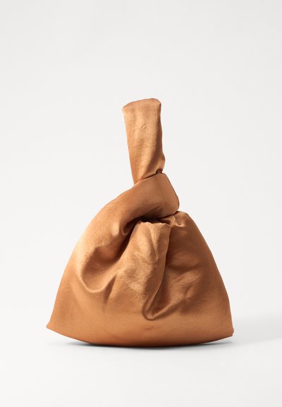 Braune Satin-Tasche mit einem geknoteten oberen Ende, weicher Textur und runder Form. Verfügt über eine glatte, glänzende Oberfläche mit dezenten Falten.