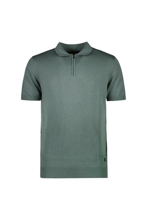 Korte mouw polo shirt in gedempt groen, gemaakt van zacht breiwerk. Voorzien van een ritskraag en geribde manchetten met een subtiele logotag aan de zoom.