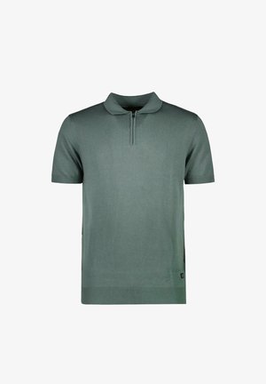 Korte mouw polo shirt in gedempt groen, gemaakt van zacht breiwerk. Voorzien van een ritskraag en geribde manchetten met een subtiele logotag aan de zoom.