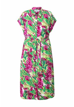 Vestido de botón hasta la rodilla con mangas cortas, cinturón en la cintura y un vibrante patrón de hojas tropicales en verde, rosa y burdeos sobre fondo blanco.