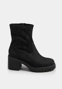 Czarne botki sięgające kostki, wykonane z zamszu, z masywnym obcasem i teksturowaną gumową podeszwą, o prostym, minimalistycznym designie, bez widocznych elementów metalowych.