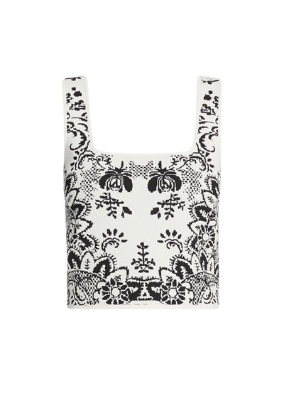 Černo-bílý vzorovaný crop top s čtvercovým výstřihem, zdobený květinovými a geometrickými vzory, vyrobený z texturované, lehké látky.