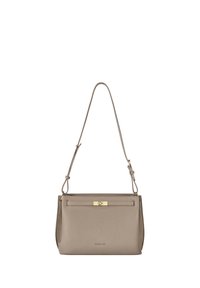 Beige læderhåndtaske med en lås i guldfarvet metal, justerbar skulderrem og en tekstureret overflade. Indeholder en lynlåslomme på bagsiden.