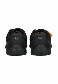 Baskets de sport noires avec une tige texturée, semelles en caoutchouc et un coussinage proéminent. Les caractéristiques incluent des accents de logo et une languette au niveau du talon.
