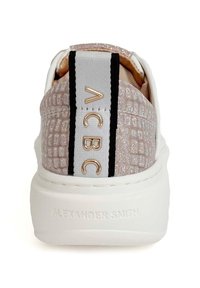 Sneaker bianca con una parte posteriore texturizzata rosa chiaro caratterizzata da un motivo coccodrillo, striscia nera e dettagli di branding dorati.