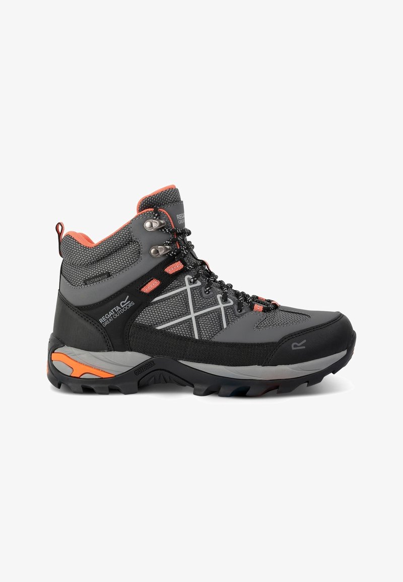 Botte de randonnée haute gris et noir avec des accents orange, semelle robuste, lacets et tige en mesh imperméable pour une utilisation en extérieur.