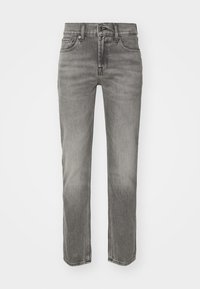Jeans in denim grigio con design a gamba dritta, cinque tasche e chiusura con bottone. Il materiale ha una consistenza morbida e leggermente usurata.