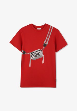 Rød bomuld t-shirt med et grafisk tryk af en zebra-stribet taske med sølvfarvede detaljer og stropper på fronten. Korte ærmer, rund hals design.