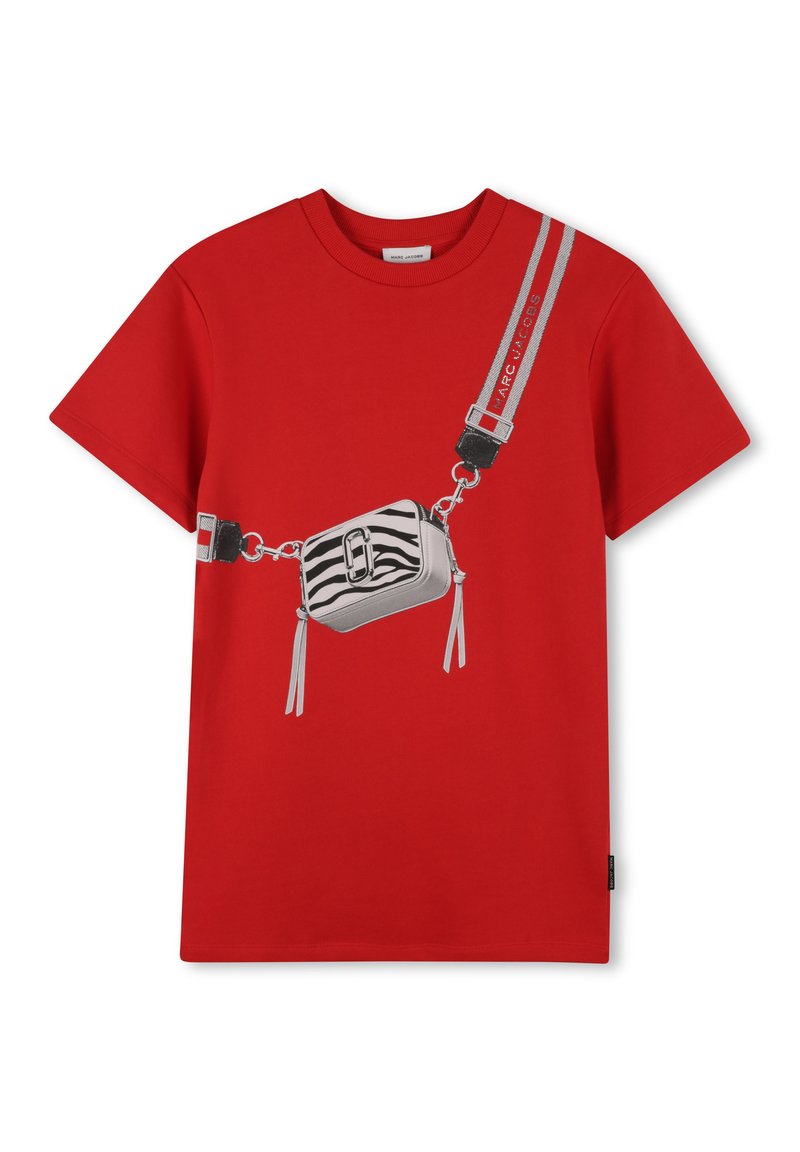 T-shirt en coton rouge avec un graphique d'un sac rayé zèbre avec des accents et des sangles argentées sur le devant. Manches courtes, design à col rond.