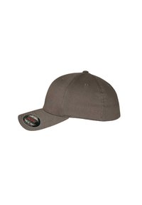 Pruun baseball müts, millel on struktureeritud disain, kumer ääre ja kangas tekstuur; sisaldab ventilatsioonigromette ja logostickerit äärel.