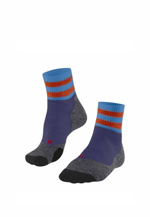 Coppia di calzini alla caviglia con risvolti blu, due strisce arancioni, corpo viola e punte e talloni rinforzati grigio-neri.