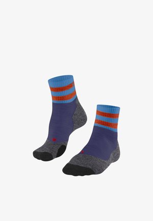 Coppia di calzini alla caviglia con risvolti blu, due strisce arancioni, corpo viola e punte e talloni rinforzati grigio-neri.