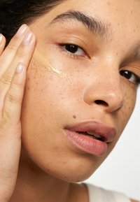 Danessa Myricks Beauty YUMMY SKIN SERUM FOUNDATION - Foundation - 4n