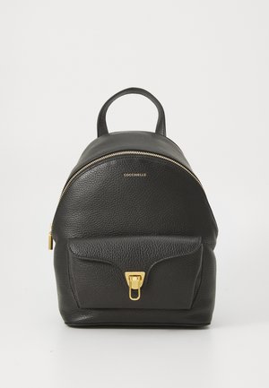 Schwarzer Leder-Rucksack mit abgerundetem Design, strukturiertem Oberflächen, goldfarbenem Reißverschluss und einer Fronttasche mit einem Verschluss aus goldfarbenem Metall.
