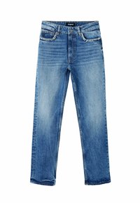 Pantalones vaqueros de mezclilla azul claro con un diseño de pierna recta, cinco bolsillos y un ligero desgaste. Presenta detalles cosidos a lo largo de la cintura.