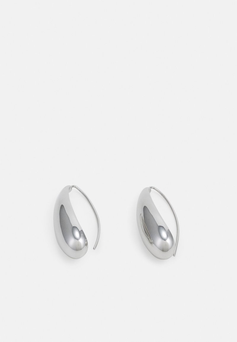 Pendientes de aro de plata con forma de lágrima suave y acabado de alto brillo, que presentan un diseño curvado y bordes redondeados.