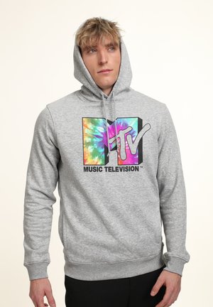 Szary sweter z kapturem, ozdobiony kolorowym logo MTV w stylu tie-dye oraz napisem "MUSIC TELEVISION". Standardowy krój z prążkowanymi mankietami i dołem.