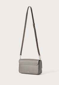 Borsa a tracolla in pelle grigia con chiusura a patta, tracolla regolabile, hardware in tonalità oro e design rettangolare minimalista.