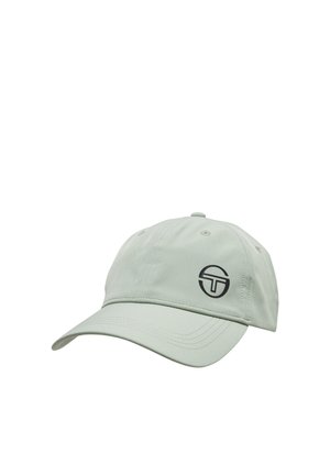 Lysegrå baseballkasket med buet skygge og et sort cirkulært logo med stiliserede bogstaver på frontpanelet.