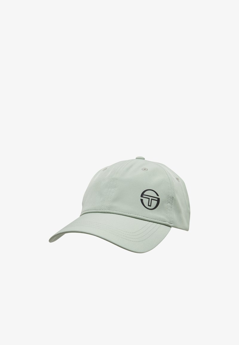 Casquette de baseball gris clair avec une visière incurvée et un logo circulaire noir avec des lettres stylisées sur le panneau avant.